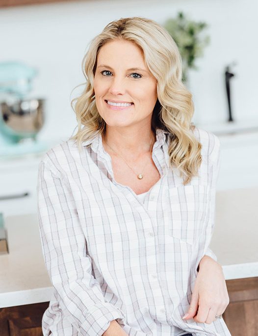 A headshot of Shannon sitting in her kitchen